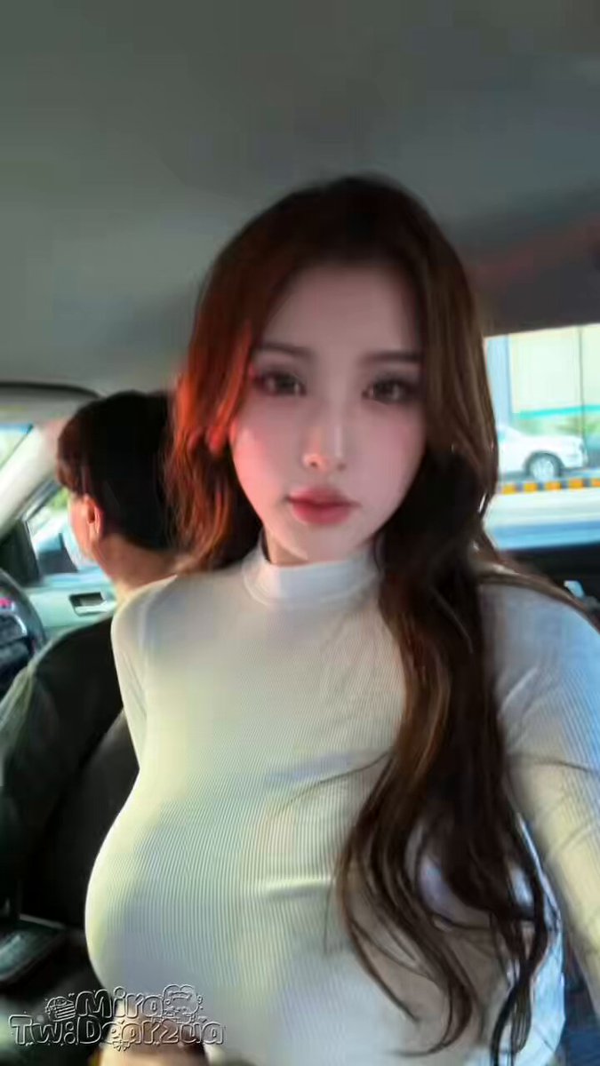 車内で爆乳美女が服を引き開けて無痕の胸テープを見せる　巨乳が揺れて彼氏を誘惑