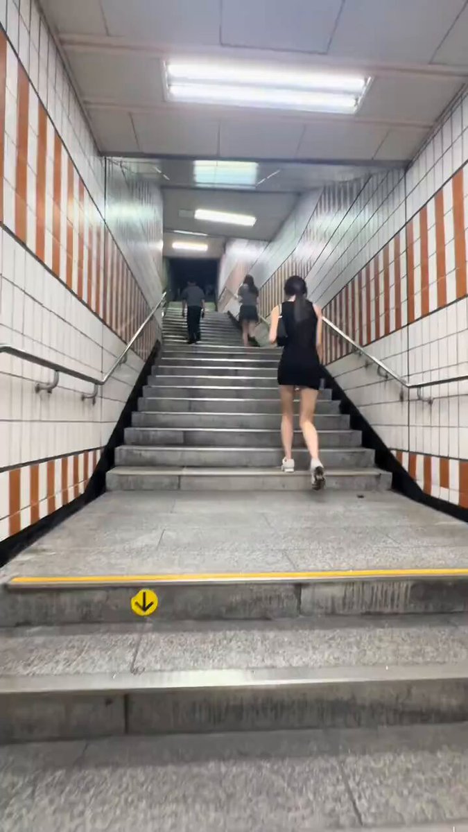 地下鉄の階段でミニスカ走光！白く綺麗な美脚と大胆露出で激しく揺れる