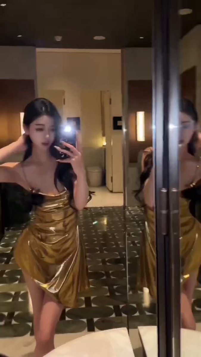 Gold-Strap Beauty Hotel Mirror Selfie — Swaying Perky Butt and Big Breasts!