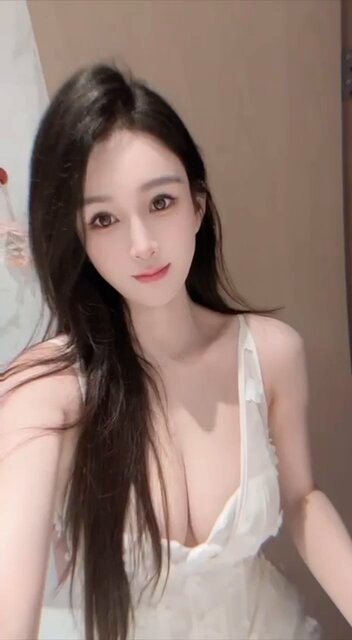 黑长直美女浴室诱惑！巨乳深V吊带秀出完美曲线