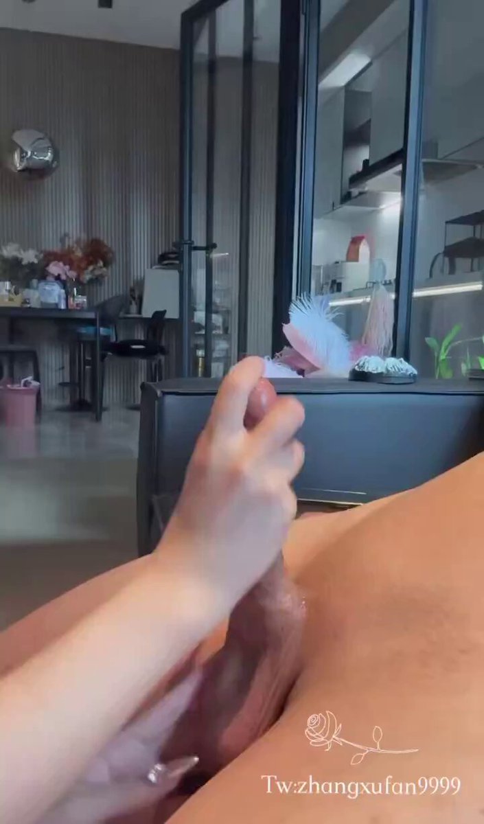 美女纤手狂撸巨屌 客厅沙发上猛套射精高潮