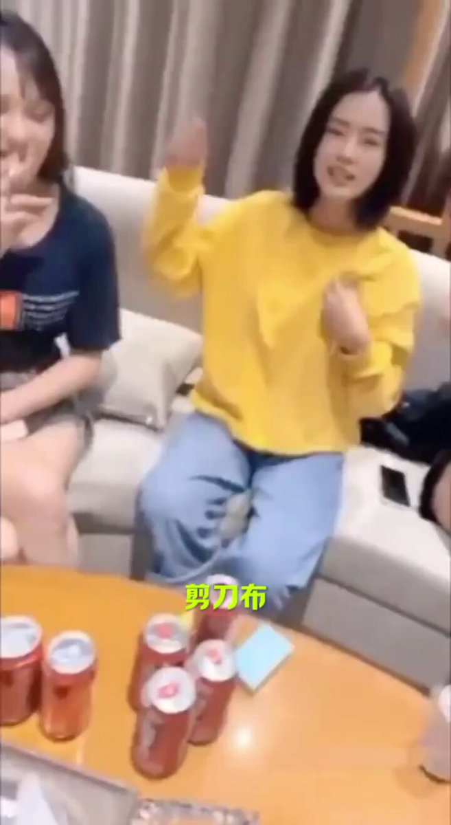 젊은 남자의 사촌이 그녀의 여자 친구 두 명을 가위바위보로 초대했습니다. 진 사람은 매번 옷을 하나씩 벗어야 했습니다. 젊은 남자는 여자들의 ...