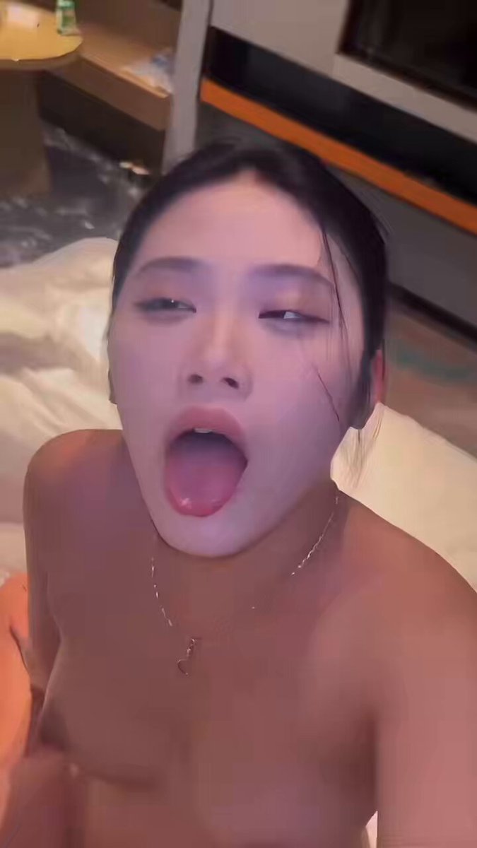 ホテルのベッドで黒髪美女が舌を大きく出して胸を見せる自撮りで誘惑！