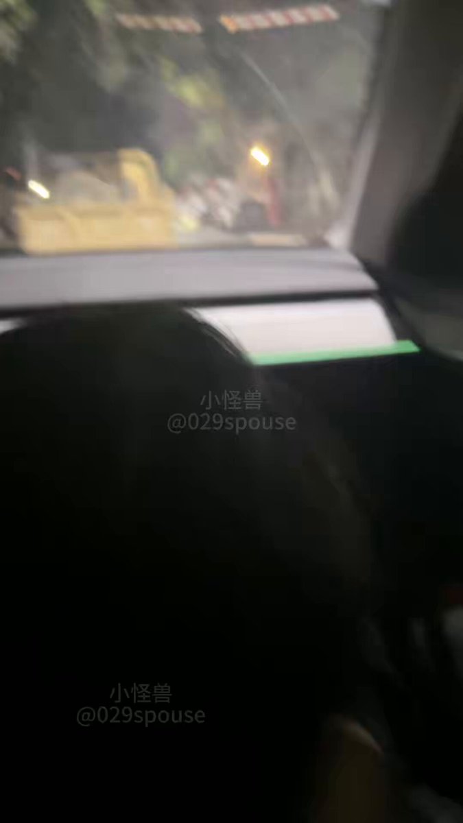 学校门口接娃放学，她说饿了非要口爆吞精，哎！ 