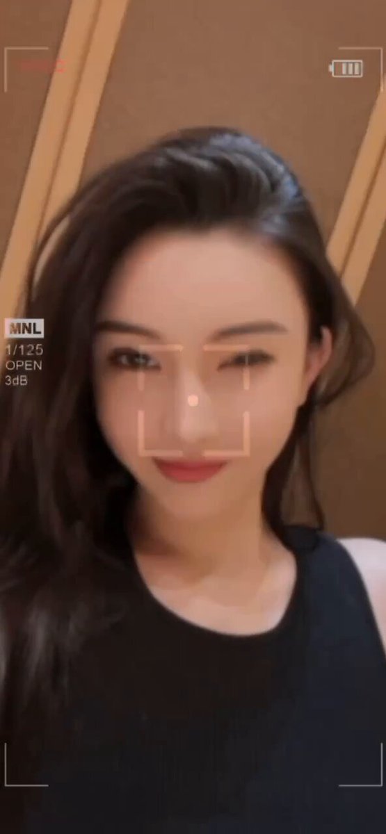 Kort opphold i Shanghai. 175D byste, lubne hofter, lys hud, iført designerklær. En sofistikert og elegant kvinne med utrolig lange ben. H...