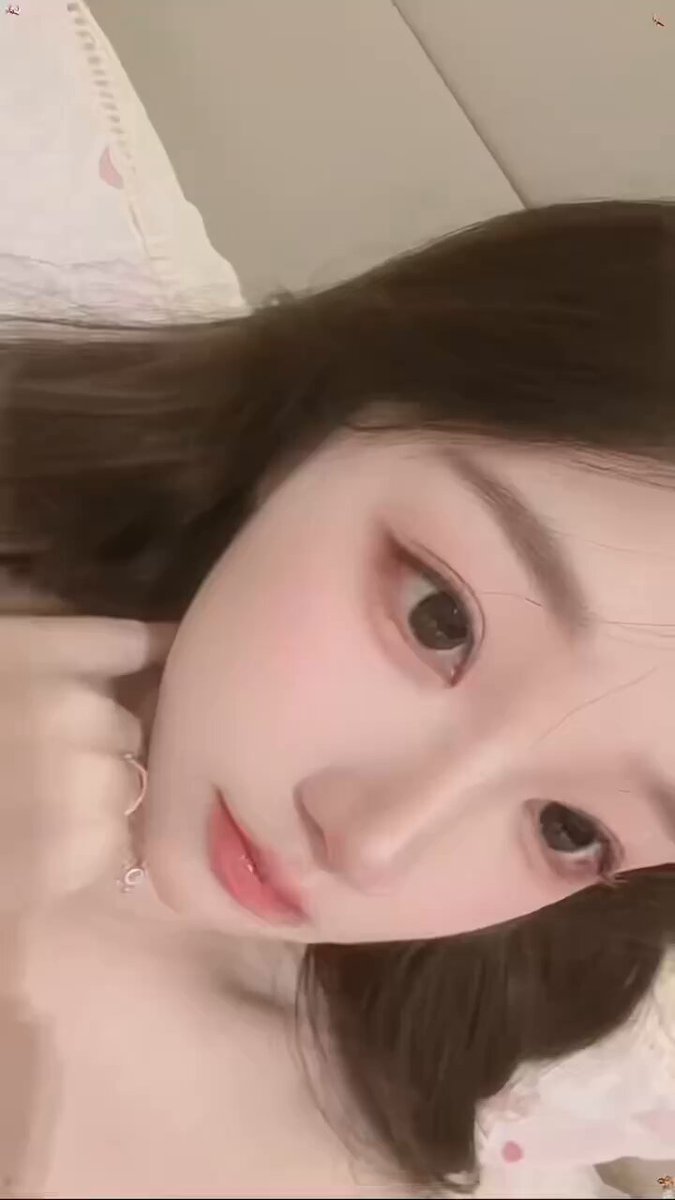 清纯美女床上自摸诱惑 手指玩弄私处高潮连连