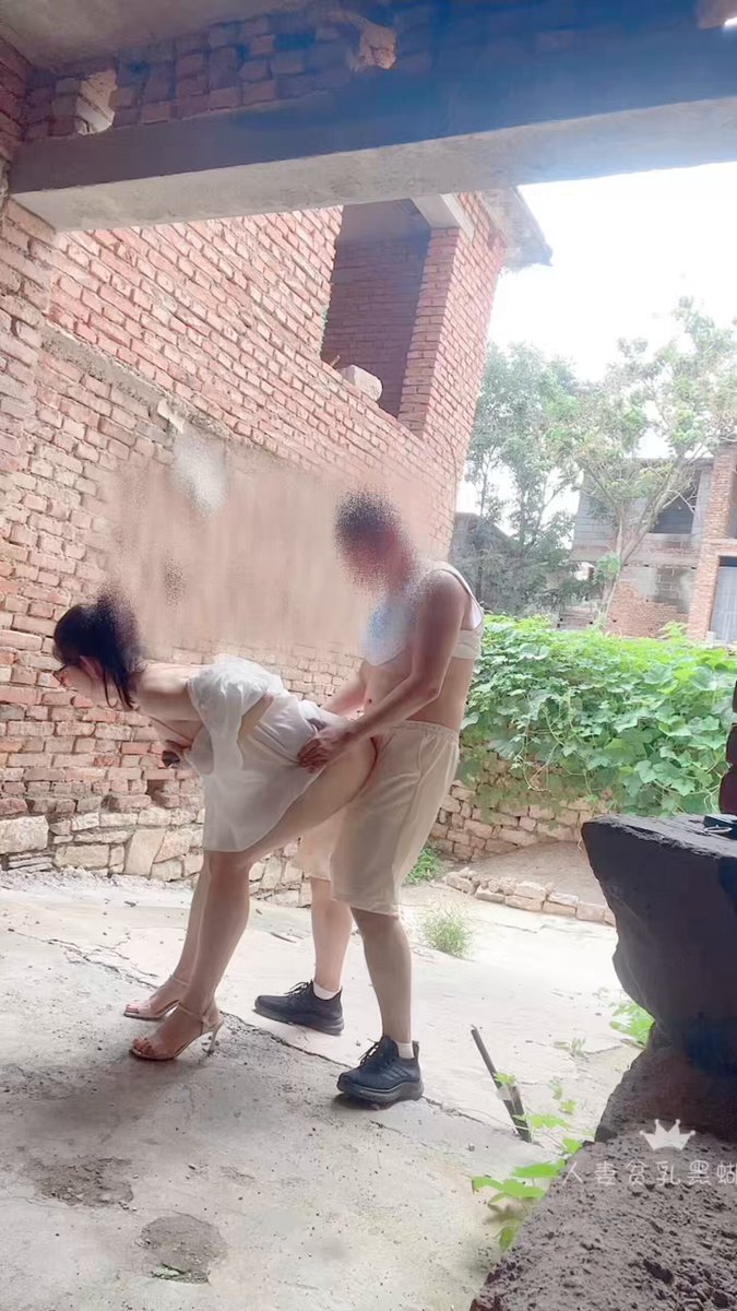 乡村露天后入！孕妇戴头纱跪舔大屌狂吞精