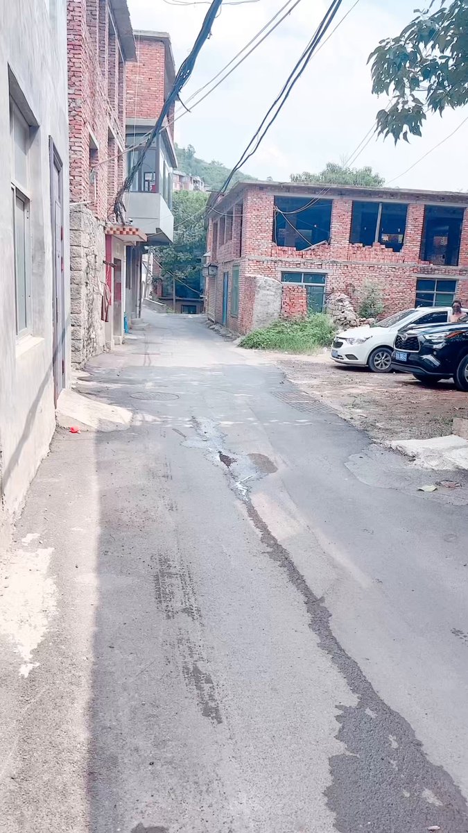 街头裸女大胆裸奔！全裸骚走暴露大奶翘臀