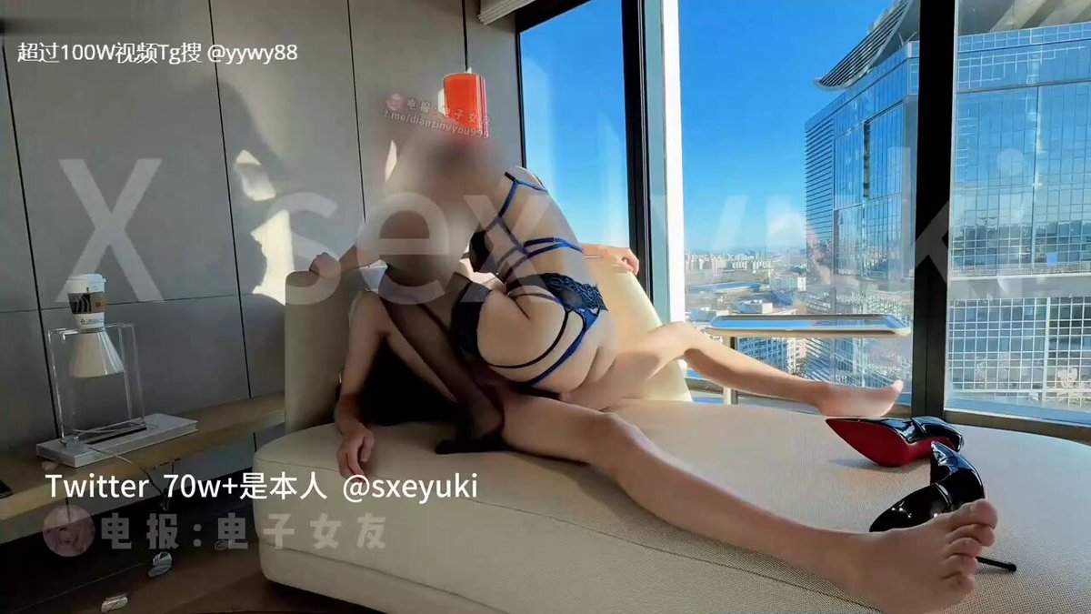 高層ホテルの窓辺でSexy Yukiが青いストッキングでヒップを大胆披露