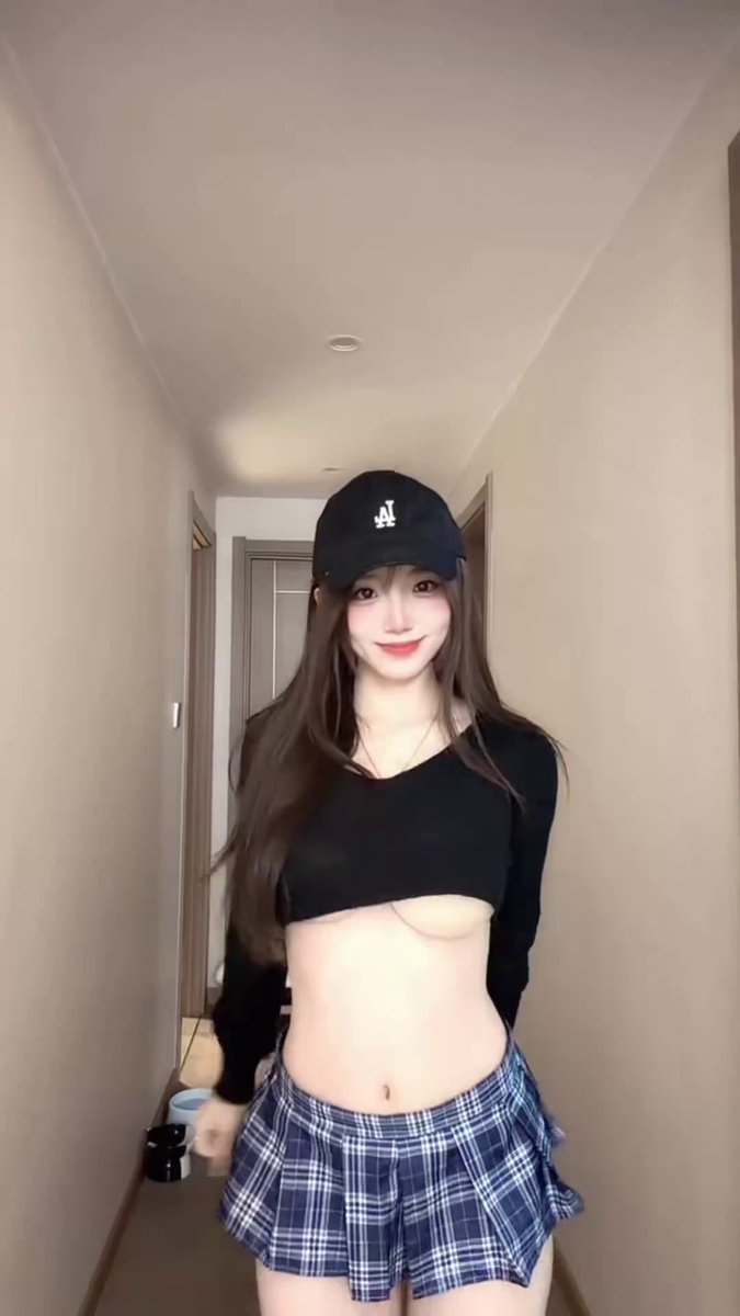 黑帽学生妹走廊扭臀露乳超诱惑！