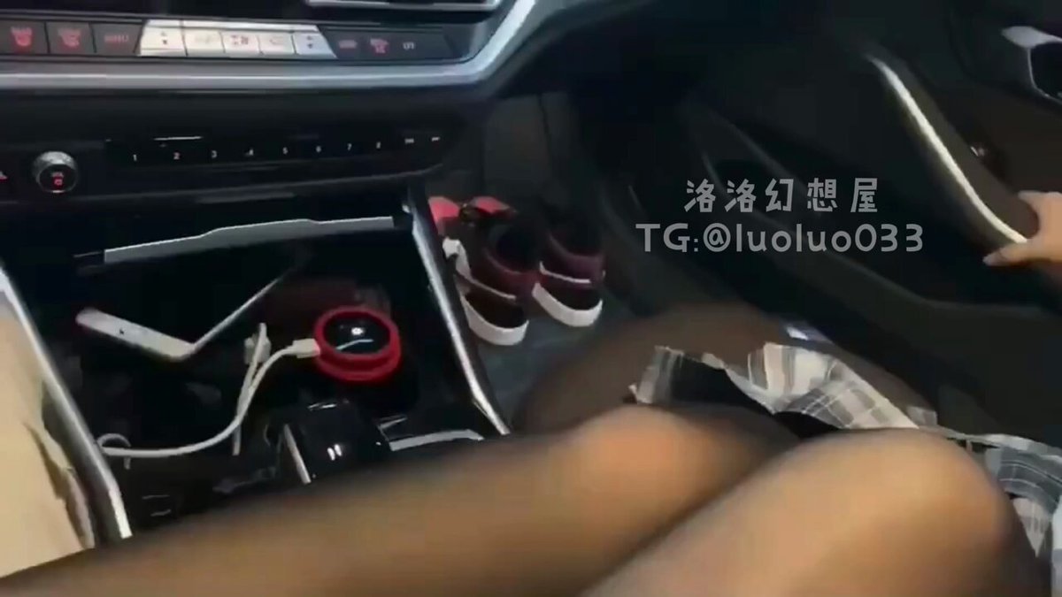 車内セックス：ストッキング美女が足でチンコを踏みつけ、激しく擦って絶頂！