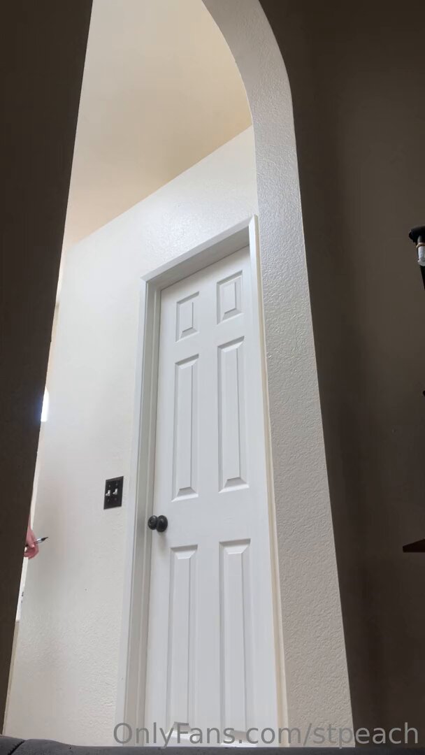 眼镜金发OL骚货门前撩裙露逼玩弄大奶超诱惑