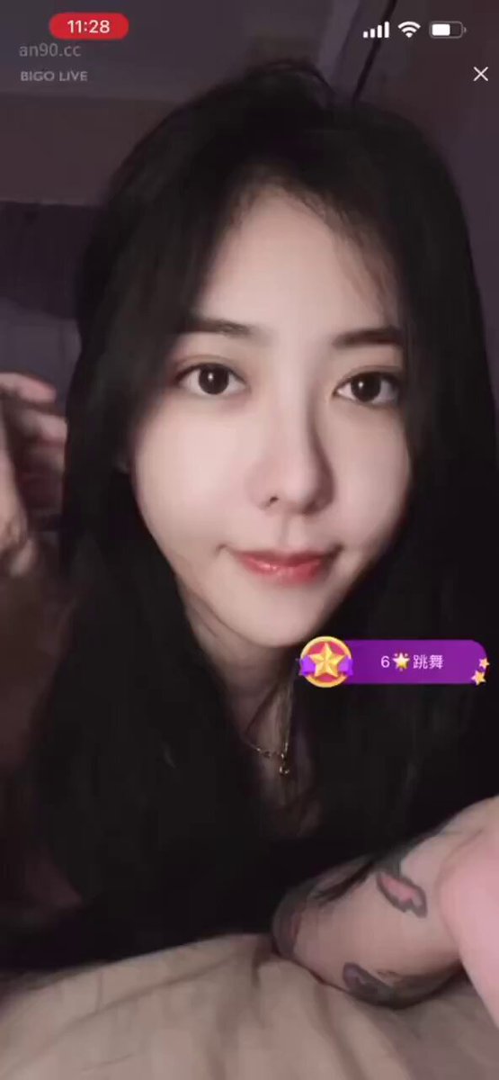 Tattooed Beauty Plays Jet Effect on Bigo Live — Lips Jet-Spray a Facial Tease!