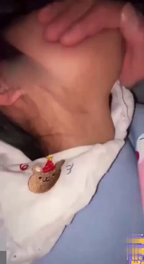小声一点 嘘😂别被你妈发现了 😍😍以为家里没人，小伙霸王硬上弓后妈女儿，都开始了被后妈抓了个现场。 

高清完整版已上传 观看链接在评论区 