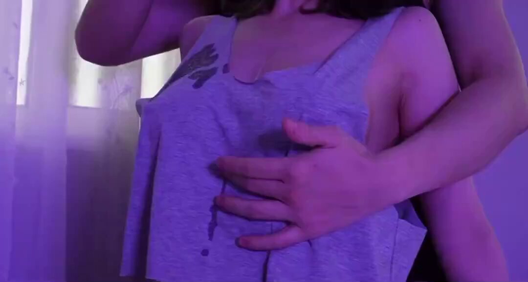 濡れた美乳の狂おしい揉み！紫色の光の下、極上の乳交誘惑