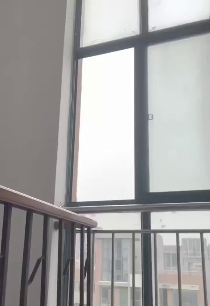 阳台脱衣露出巨乳夹乳头骚货全裸开腿露逼