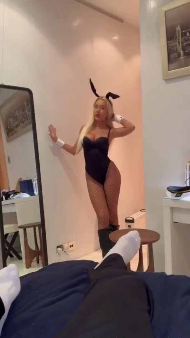 兔女郎金发美女狂舔巨屌翘臀后入狂干