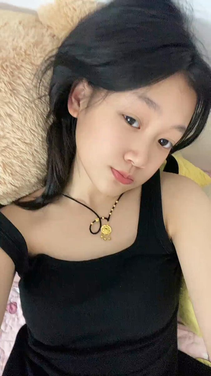 Black‑clad girl teasing on the bed in a selfie! Big eyes and pouty lips—irresistibly seductive, 123av.fun waiting for you to drool