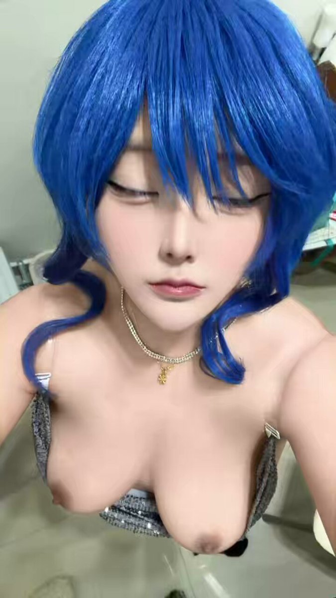 蓝发Cos巨乳妹子露乳伸舌勾引狂舔