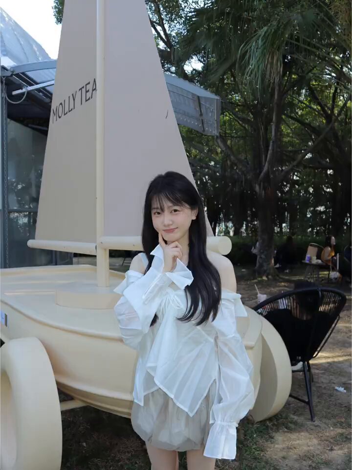 ロングヘア美女Mollyが茶店の外で肩見せショートスカートで誘惑、半透明の白い布で美脚とプリッとしたヒップを披露！