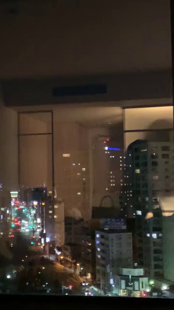 高楼夜景窗前狂野自慰！巨乳骚货隔窗高潮喷水