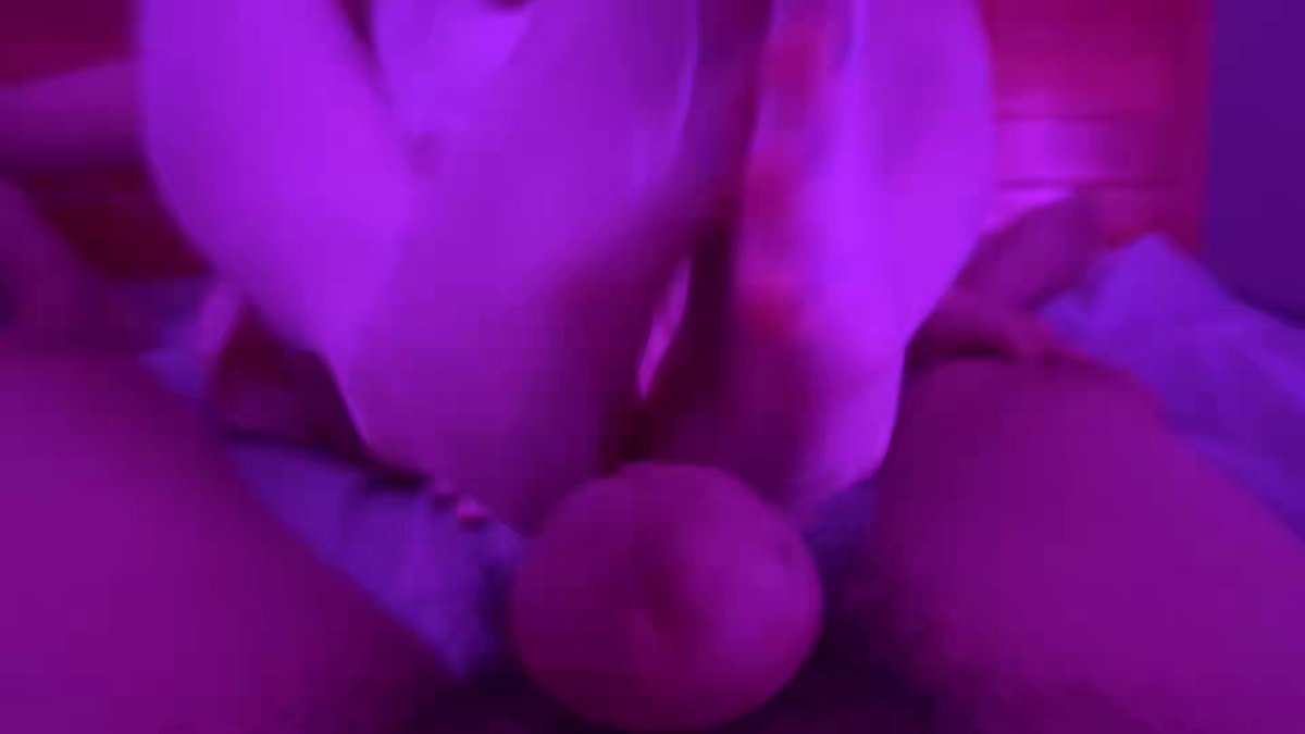 小布の淫らなマンコがチンポを締め付け腰を狂わせる！紫の光の下で潮吹き絶頂