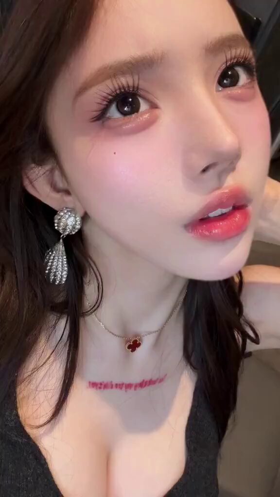 キツネ目の美女が口紅を塗って誘惑！深Vで爆乳、唇を舐める超セクシー