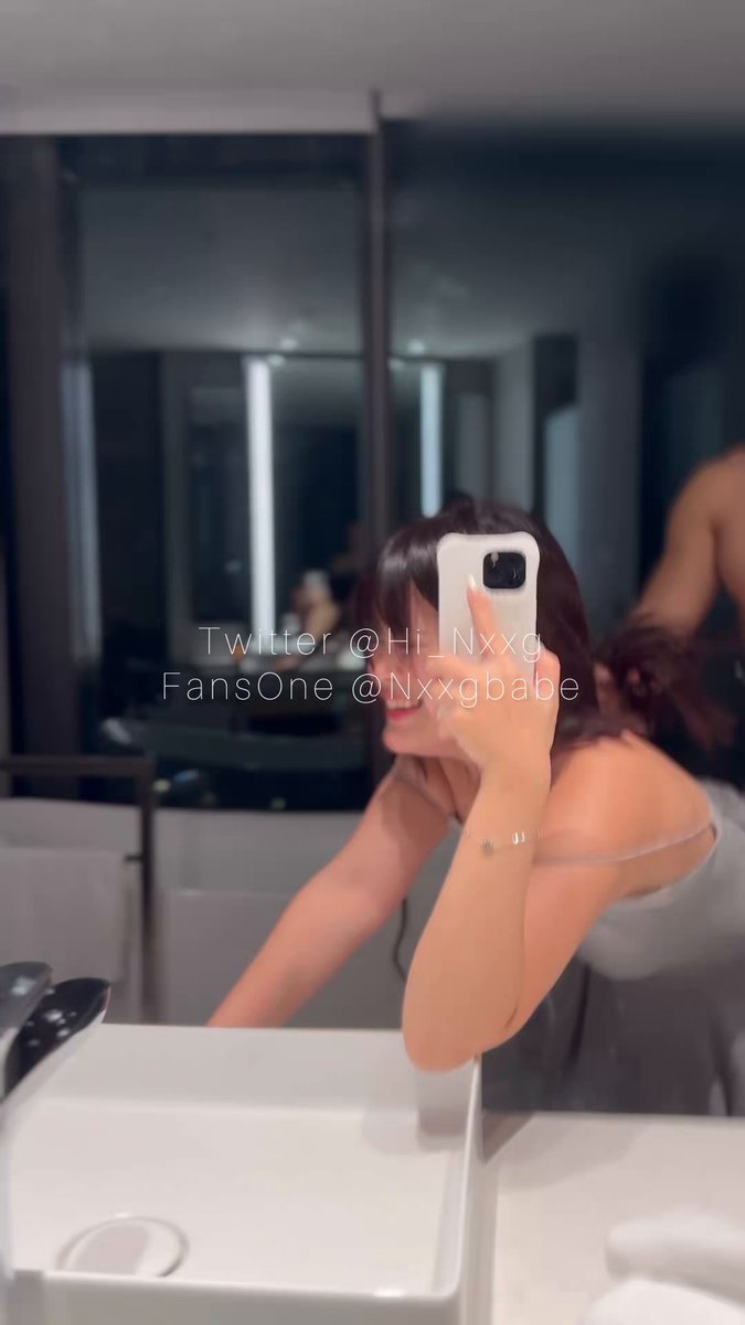 浴室自拍！美女翘臀被肌肉男猛摸大屌直击脸前