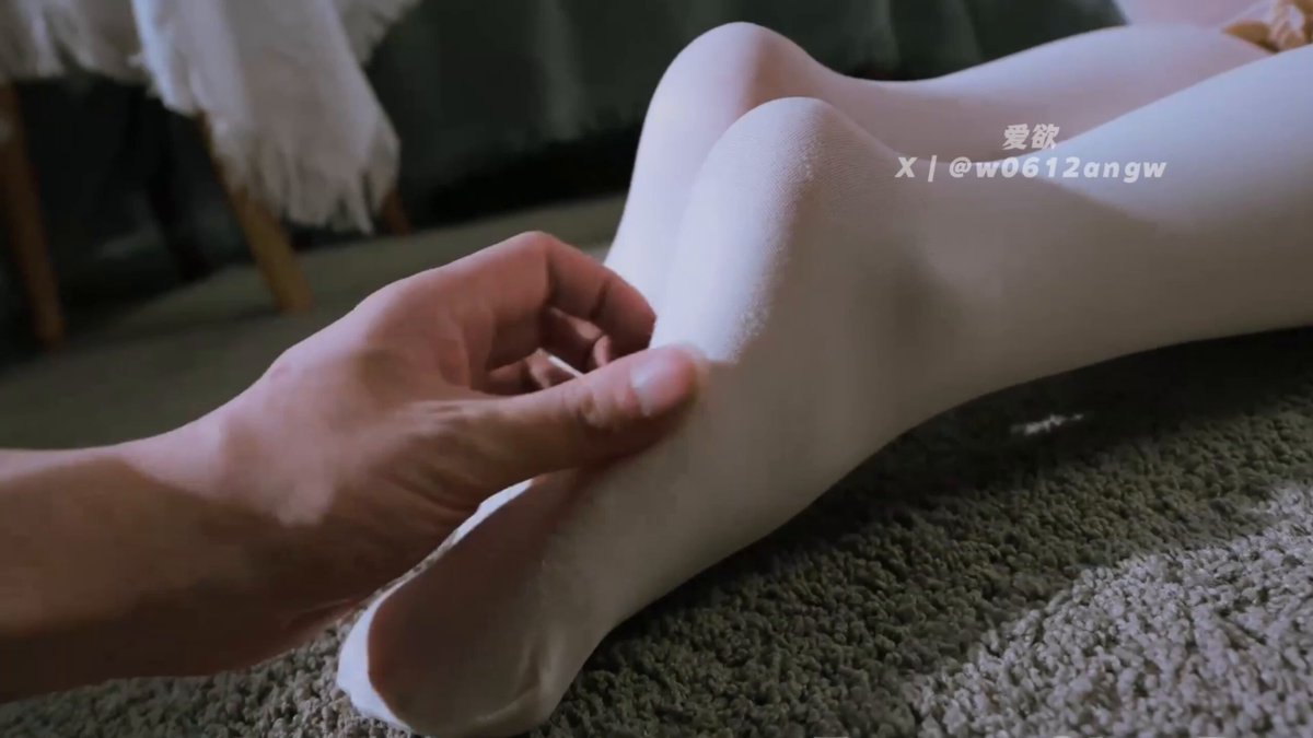 刚失恋20天的妹妹，一来就和我诉说自己前男友嫌她性冷淡。接触下来我才发现妹妹的脚底尤其敏感，跳蛋接触脚底的瞬间 妹妹一直喊着让我不要停，说从...
