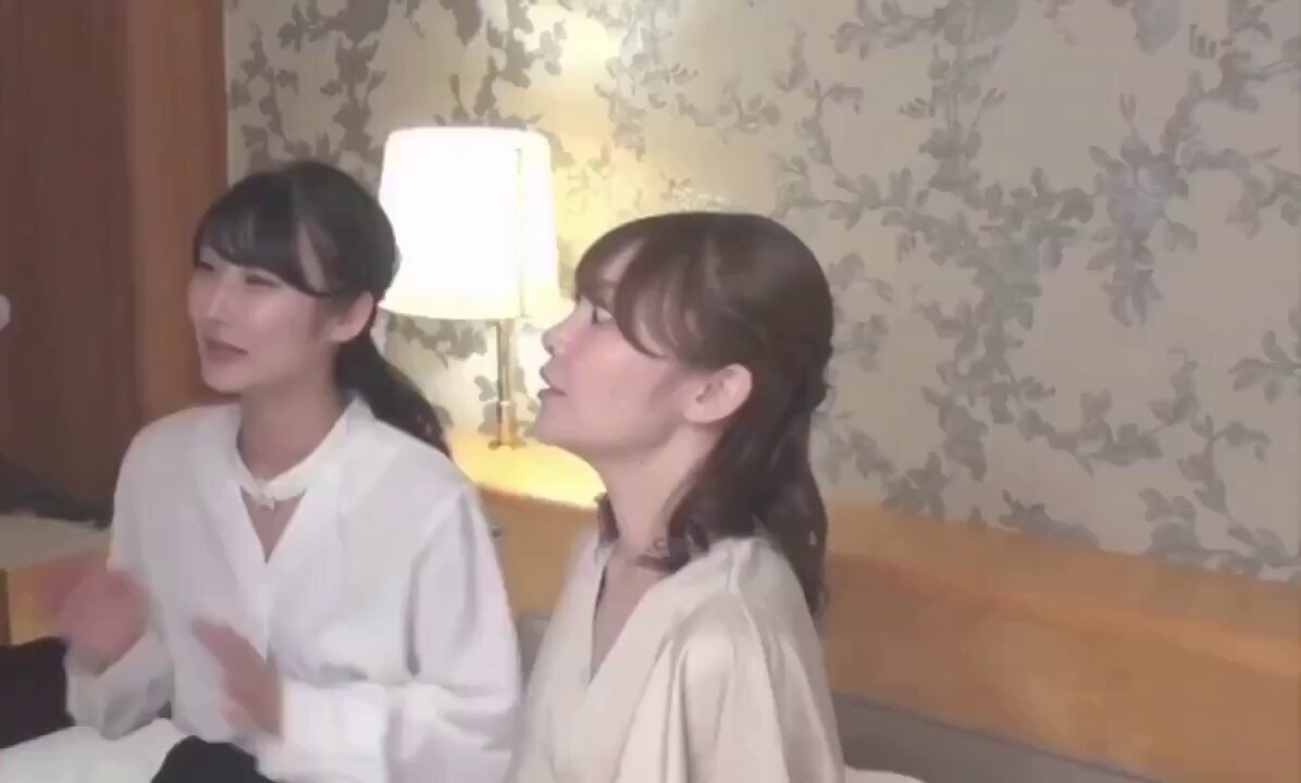 ホテルの客室で艶やかなOL姉妹が互いに誘惑し合う — 薄手のネグリジェの下で春色が垣間見える