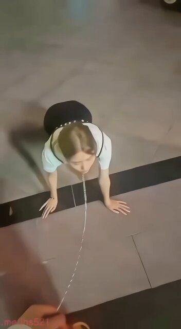 停车场女被遛狗式调教！跪爬喷口水超刺激
