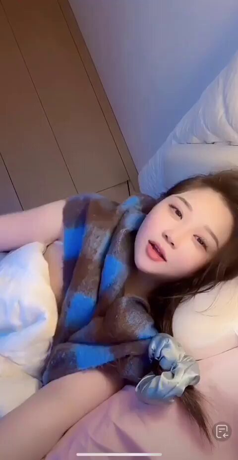 床上裹毯诱惑！美少女露乳吐舌自摸高潮