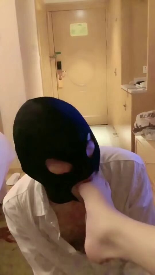 Anh ta có vẻ khá chỉnh tề ở chỗ làm, nhưng không thể thay đổi bản tính lăng nhăng của mình ở chốn riêng tư. Tuy nhiên, dịch vụ vệ sinh củ...