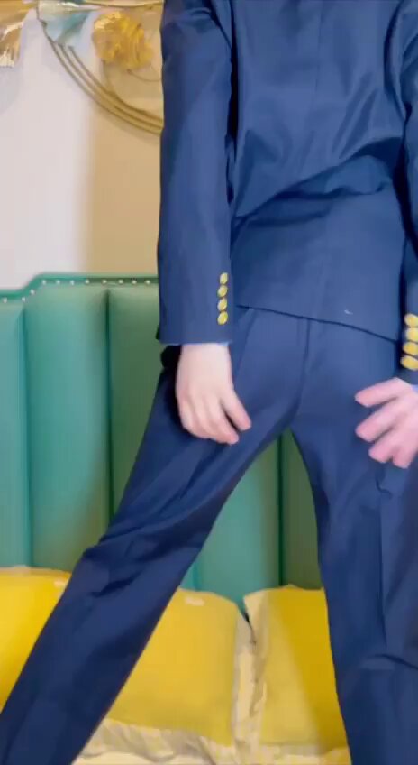 スーツ美女が股開きストッキングでヒップを突き出し、指で激しく陰部を刺激して潮吹き