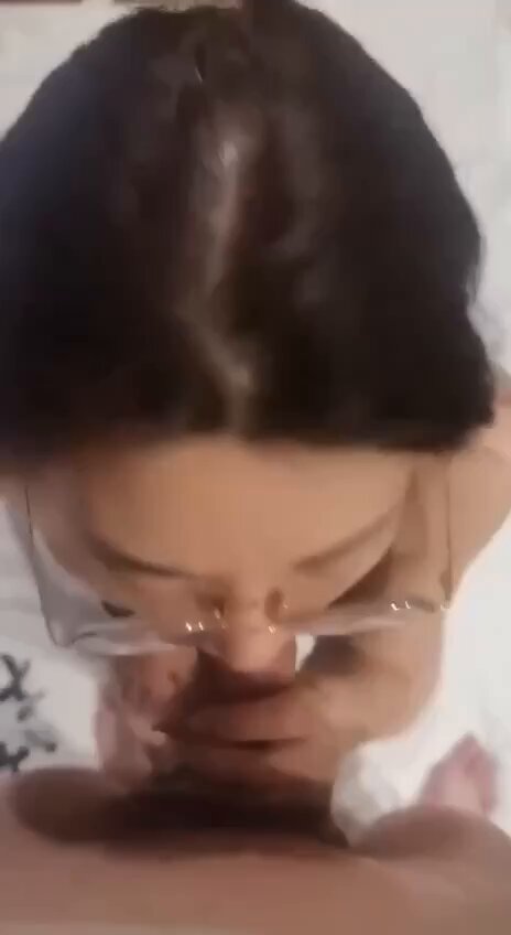 어젯밤에 오프라인으로 약속했던 그 남자분은 정말 실망스럽지 않았어요. 처음에는 충동적이었지만, 제가 훈련한 후 점점 부드러워지셨어요. 펠라...