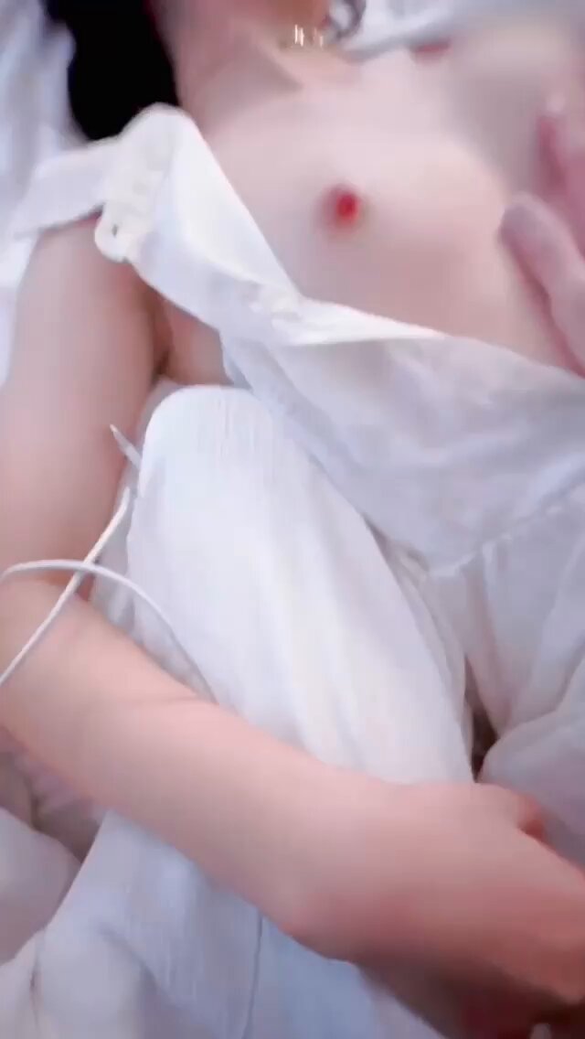 無色無臭の神秘的な薬を注入された彼女の顔は、かすかに紅潮し、瞬く間に私の欲望に火をつけた。白いブラウスが彼女の魅惑的な曲線を際立たせ、瞳...