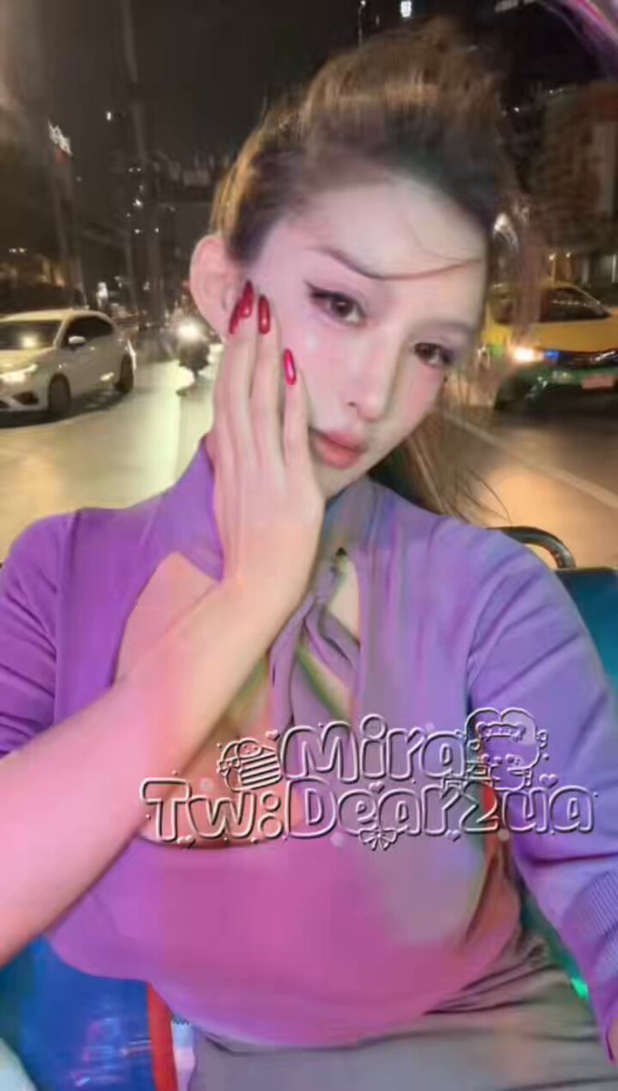 公交车上紫衣巨乳美女狂秀深V奶沟 随时走光诱惑爆乳摇晃