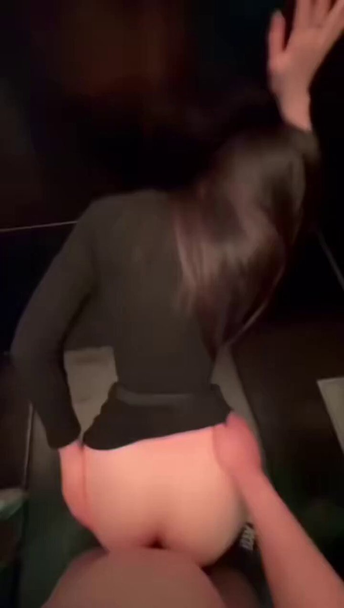 老婆说跟朋友喝点酒，我说好啊玩开心。
谁知道“朋友”直接在酒吧洗手间把她给办了，后入干得啪啪响，她还发视频给我报备：老公我被内射了哦～
这感...