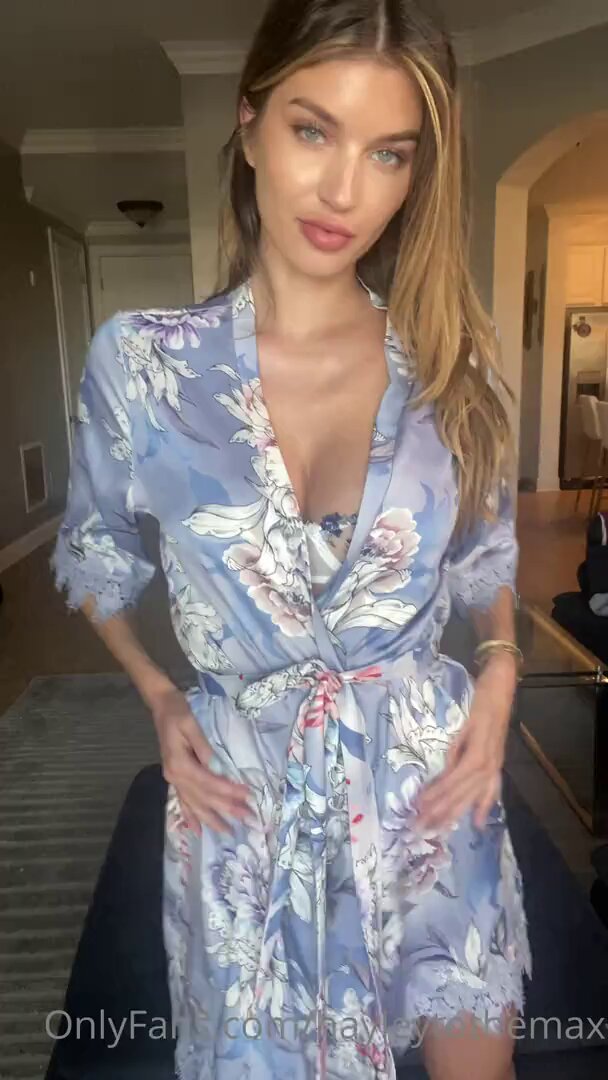 金髪美女がシルクローブで誘惑の脱ぎ！巨乳とヒップを露出して全裸で揺れるショー 123av.fun