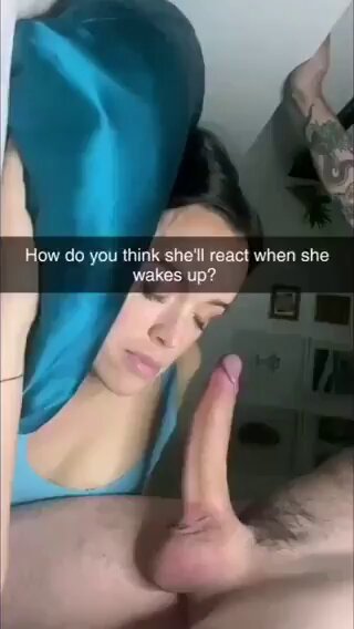 她醒来看到大鸡巴塞嘴里会怎样？惊喜口交！