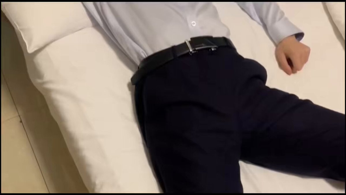 西装男醉卧床上 被猛揉鸡巴裤裆 硬邦邦露出猛插骚穴