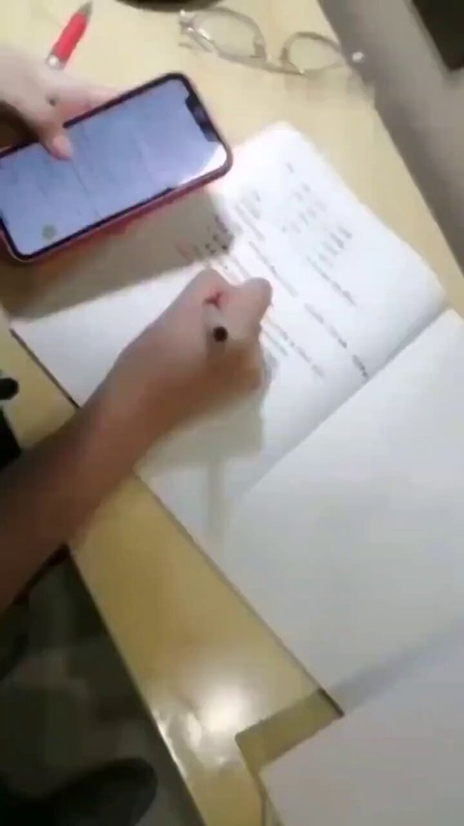 大学生妹子书桌边露奶自摸，床上呻吟高潮！