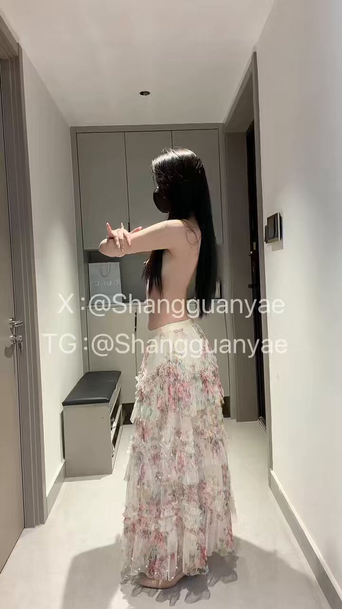 上官颜夜、ホテルで上半身露出の誘惑！薄手のロングドレスで巨乳がちらりと揺れ、超セクシー