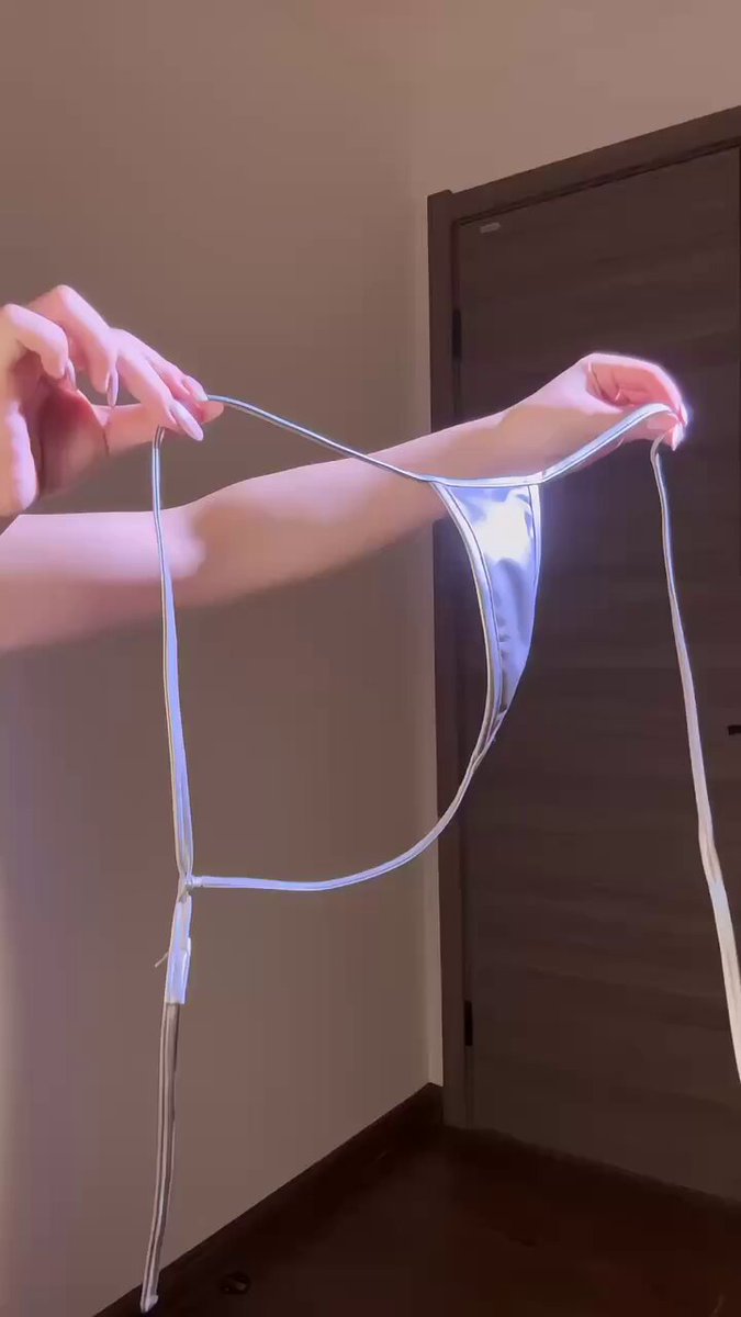 爆乳美女展示银色丁字裤诱惑拉扯，巨臀深V乳沟喷火！