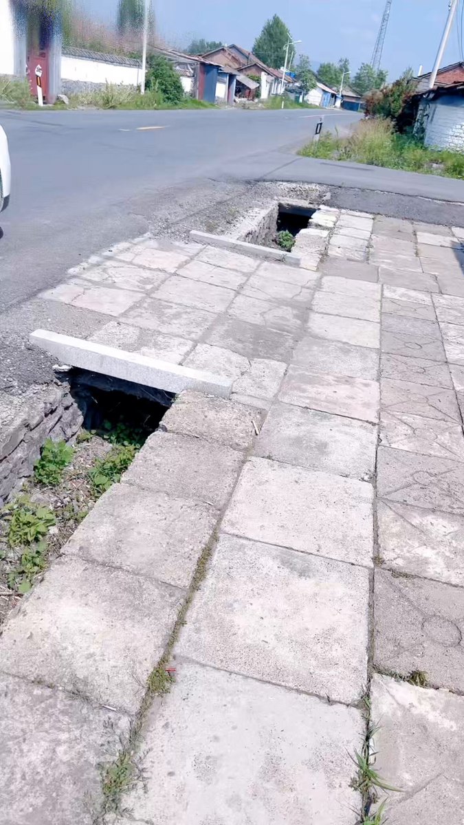 换了件露一半屁股的粉色连衣裙，里面还有丁字裤穿着，在农村的小商店买东西，超市大爷坐在炕上都不下来了，就盯着我媳妇的屁股看，媳妇结账时都憋...