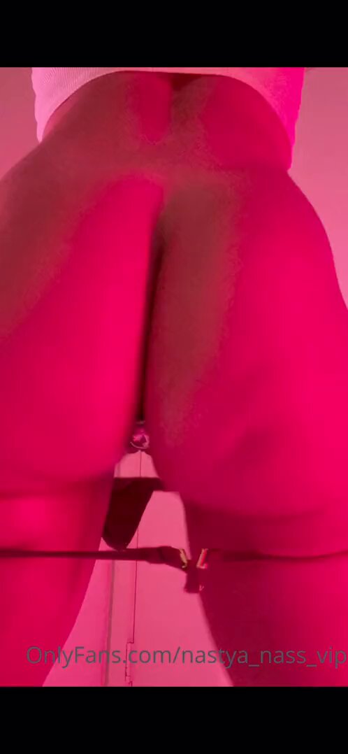 巨尻の淫らな女がアナルプラグで陰唇をいじる！