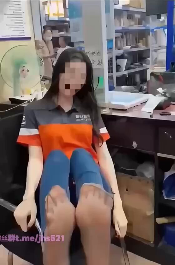 超市女店员办公室大胆裸露！光脚翘臀扒裤露奶超刺激