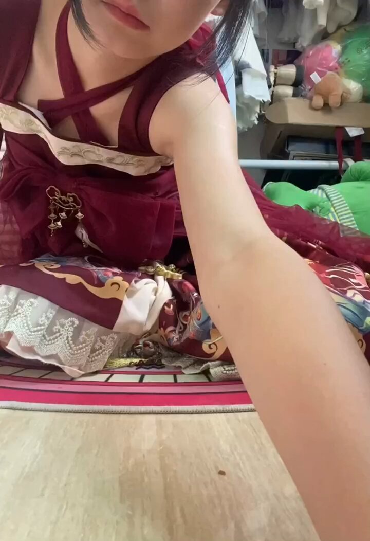 ロリ/ロリータ美少女が脚を大きく開く！ピンクで毛深いまんこ丸見え — 123av.fun