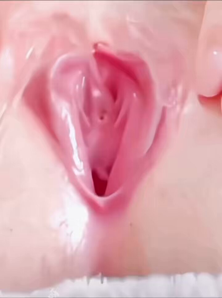 Perto do fim da atividade com o pai solteiro, ele fez meu marido se ajoelhar ao lado da cama e abrir a boca para coletar minha urina. Ent...