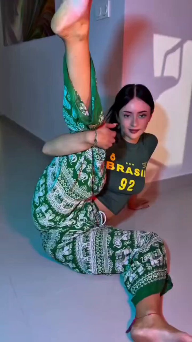 巴西92女神高抬腿诱惑！绿裤紧身瑜伽秀翘臀美脚